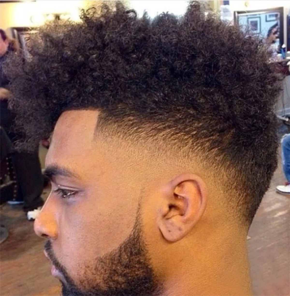 Degradado en cabello afro rizado con perfilado frontal