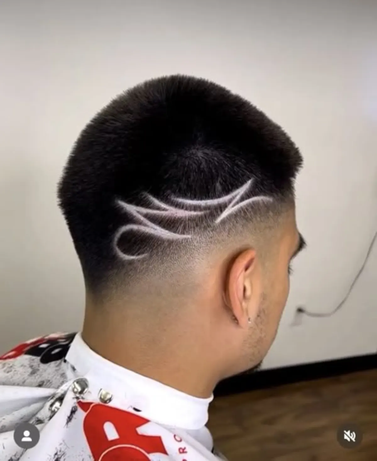 Diseño de líneas curvas a máquina sobre degradado