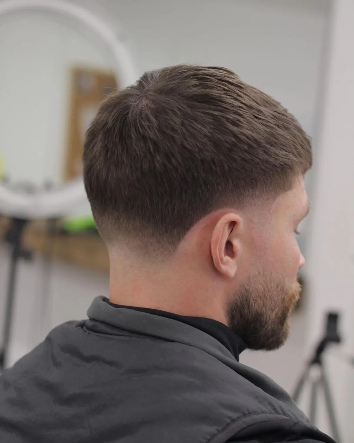 Perfilado de barba con acabado limpio realizado por Elmehdi a domicilio