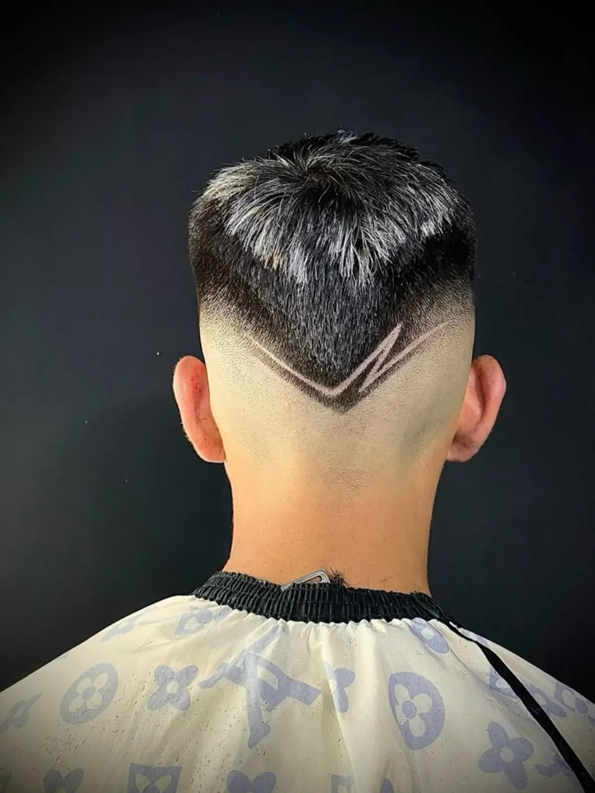 Diseño en V a máquina sobre degradado en la nuca